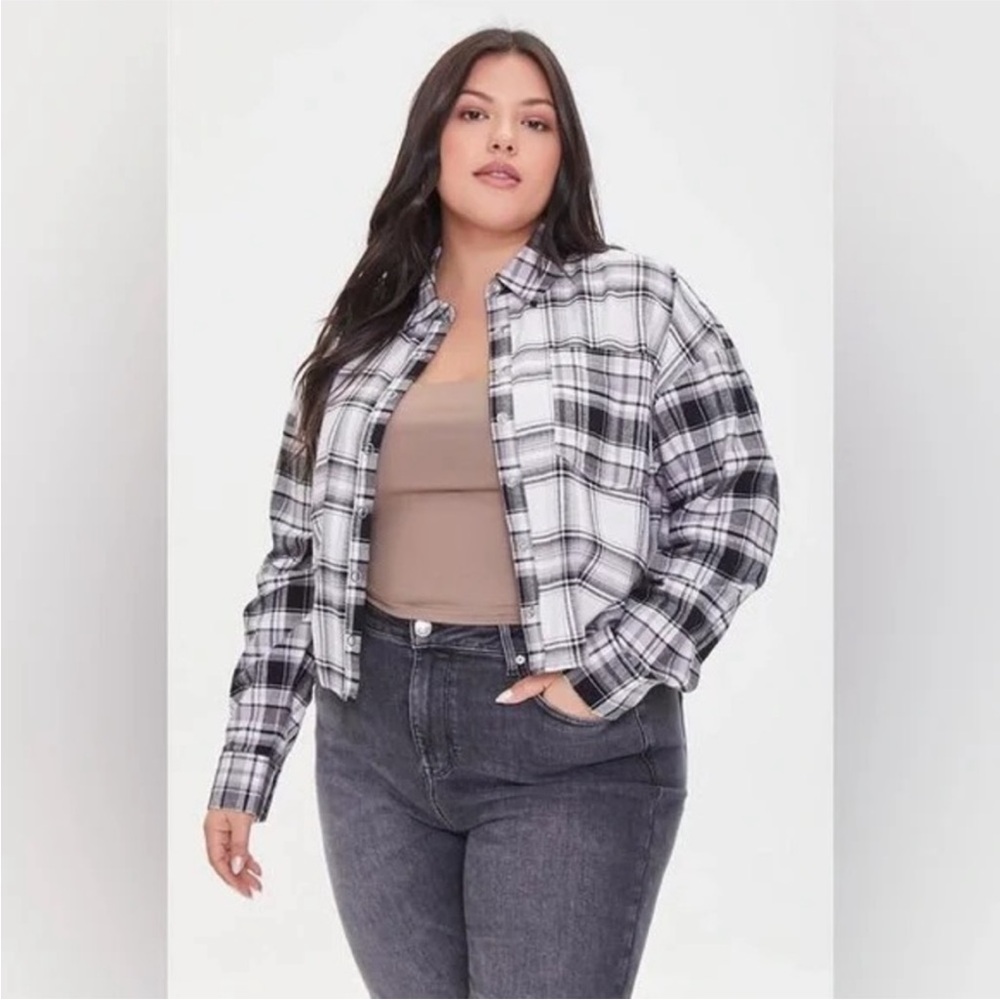 Forever 21 Black & White Plaid Cropped Shirt Size M